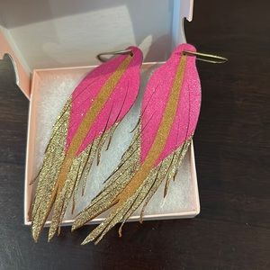 Fuchsia and gold glitter feather earrings EUC